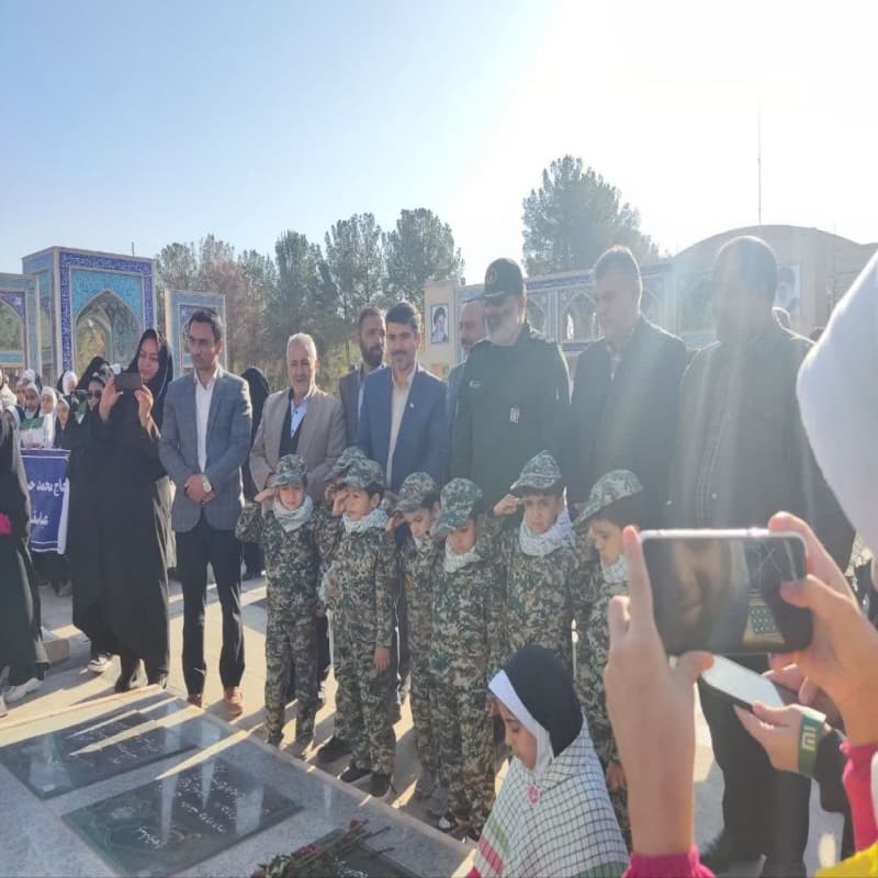 حضور نواموزان حوریای بهشتی در مزار شهدا به مناسبت شهادت دانش‌آموز حسین فهمیده